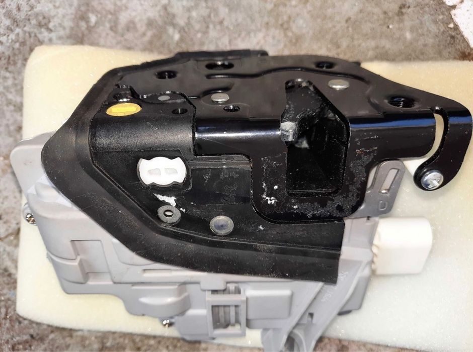 Incuietoare usa fata dreapta VW Passat,Skoda OctaviaSuperb ,Seat Leon