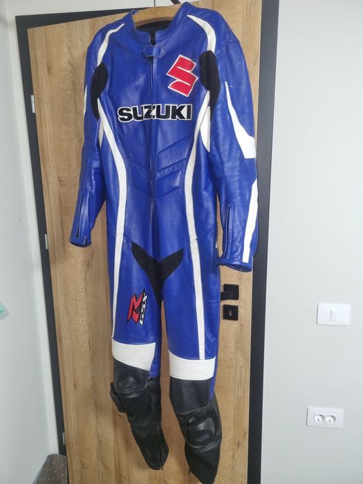 Vând costum moto suzuki