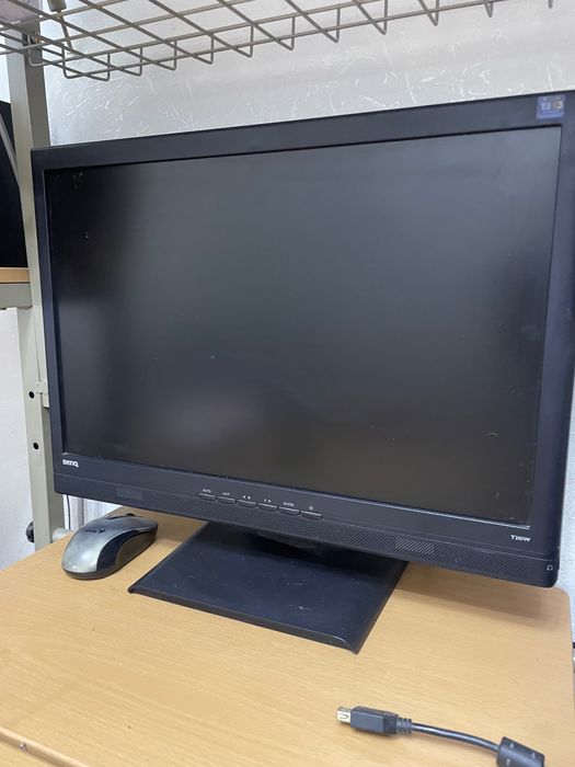 Компьютерный стол, системный блок, монитор, звуковая система, принтер