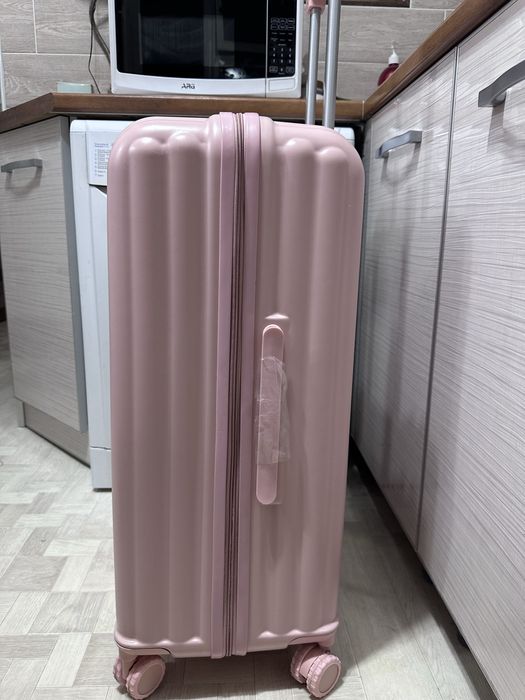 чемодан розовый женский