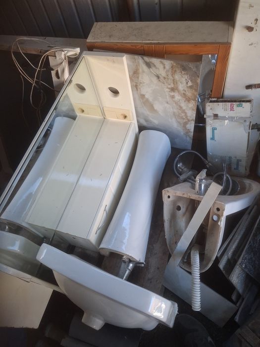 Vand mai multe lucruri pentru baie!