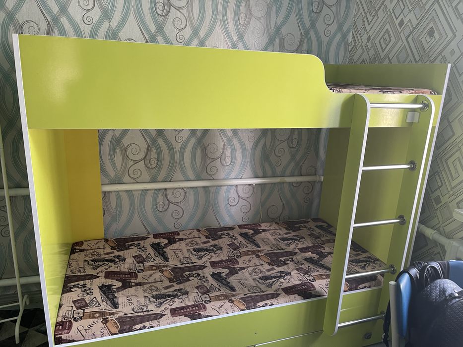 Продам 2-х яросную кровать б/у