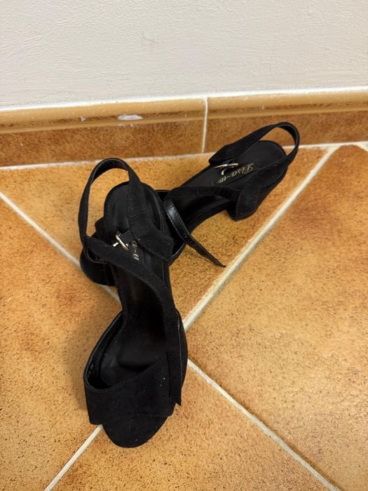 Sandale negre.  .