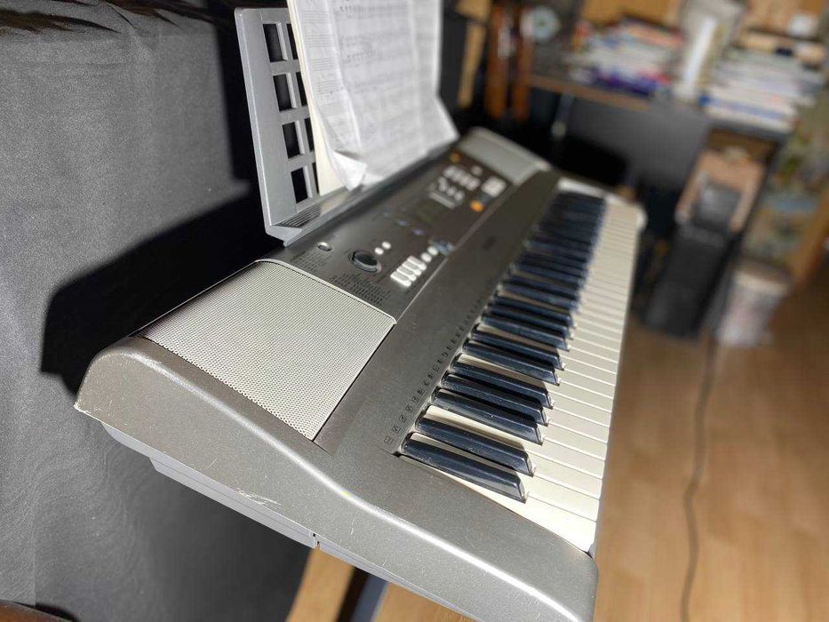 Синтезатор Yamaha PSR R300