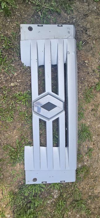 Решетка радиатора Рено Магнум