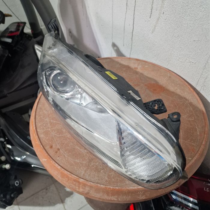 Ford Fiests 2017  13-17 десен фар