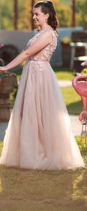 Бежова бална рокля