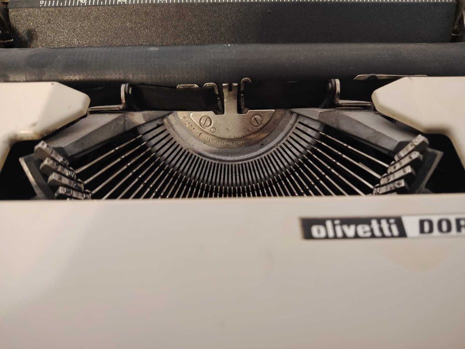 Vand masina veche de scris Olivetti