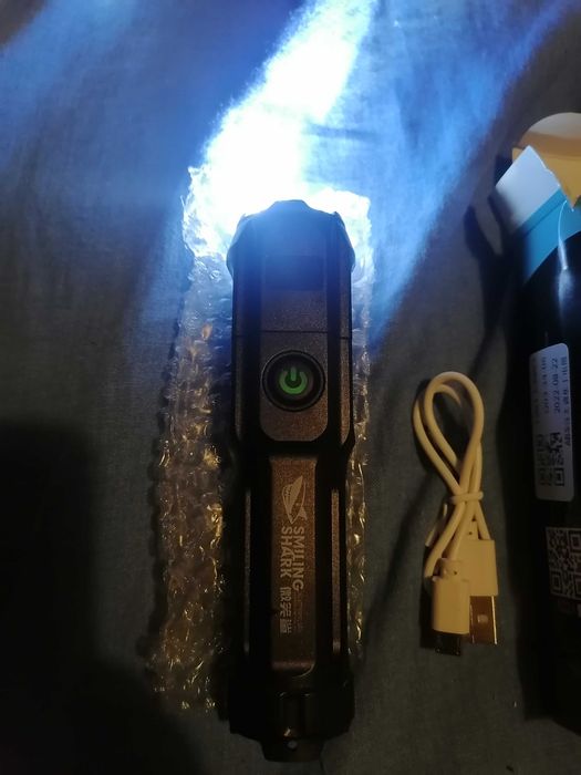 Продавам фенер с акумулаторна батерия ЧИСТО НОВО