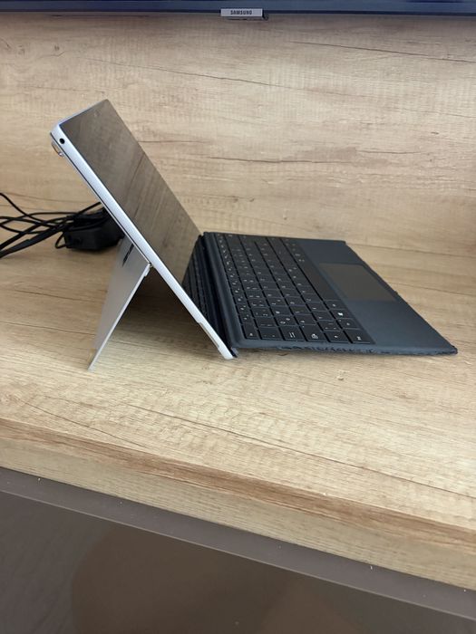 Laptop tableta 2 in 1 touch , Surface Pro 5 1796 128 gb categ jucarii jocuri
