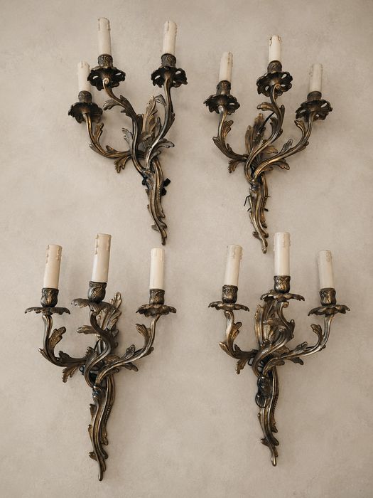 Set de 4 aplice deosebite dimensiuni mari din bronz masiv in stilul Rococo cu 3 brațe ,piese cu o lucrătură de o foarte mare finețe,stare excelentă