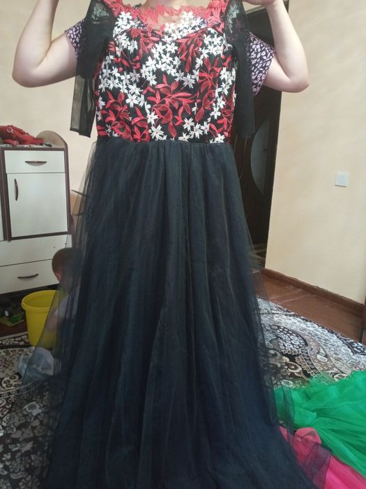 Продаеться вечерние платья очень дешево.