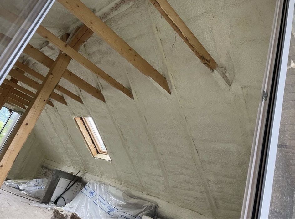 Executam izolații spuma poliuretanică