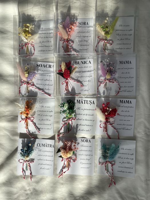 Martisor decorat cu flori stabilizate