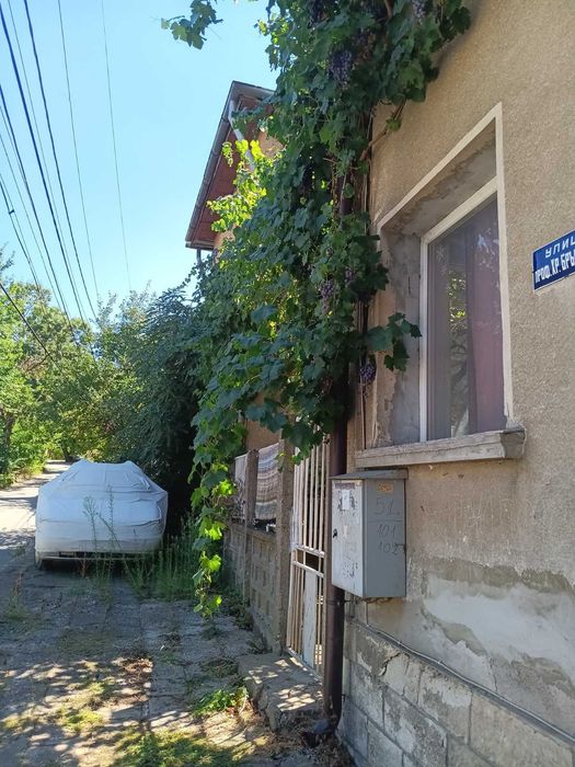 Продавам двуетажна къща с двор