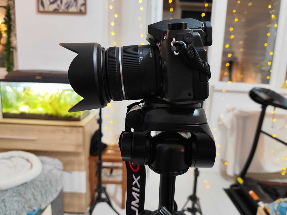 Panasonic Lumix G70 + Obiectiv 14–42mm + Geantă – Ca nouă