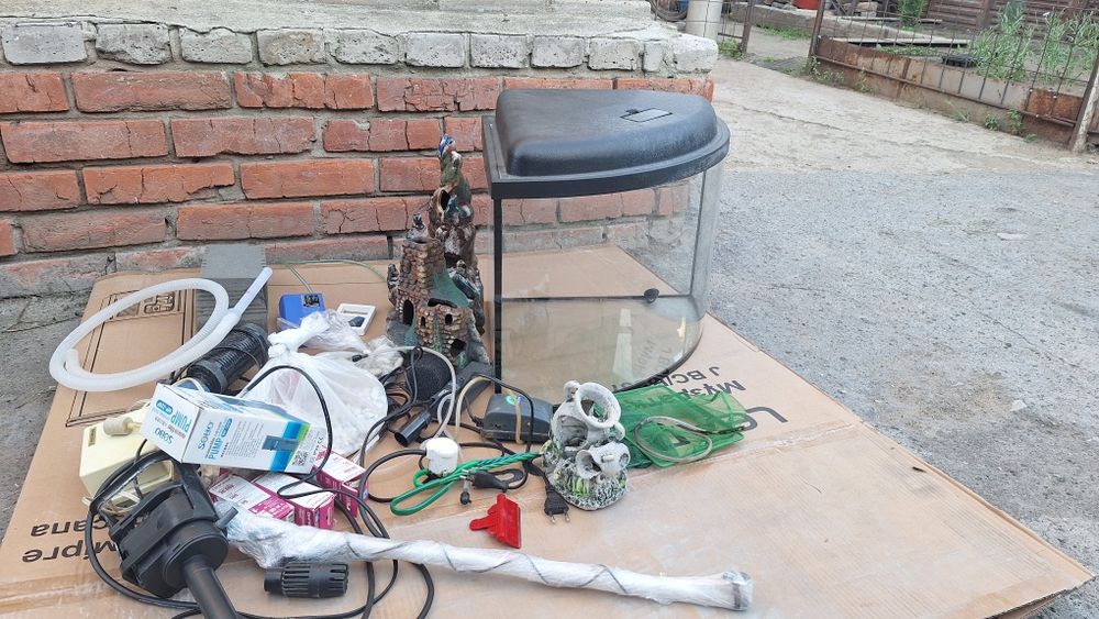 Продам аквариум 50 л.с принадлежности.