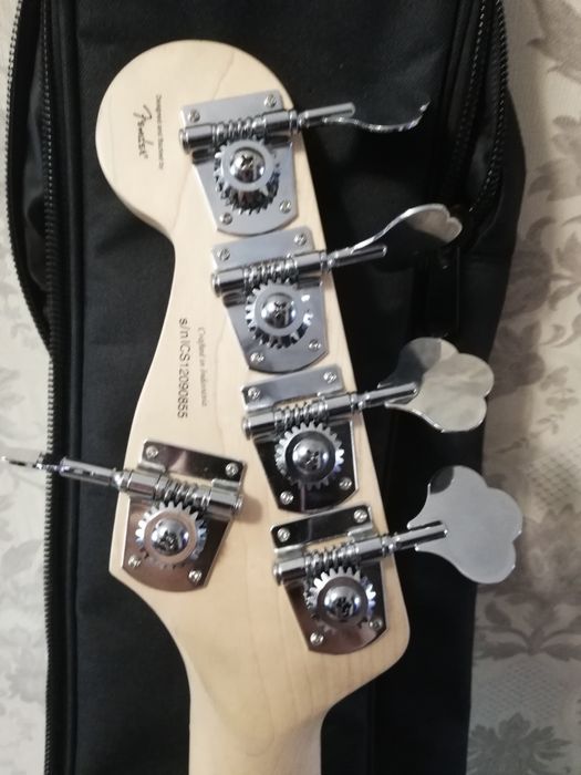 Продам 5стр бас Squier Jazz Bass