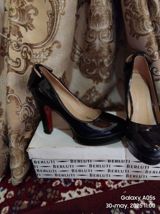 Ayolar kiyimlar va oyoq kiyimla