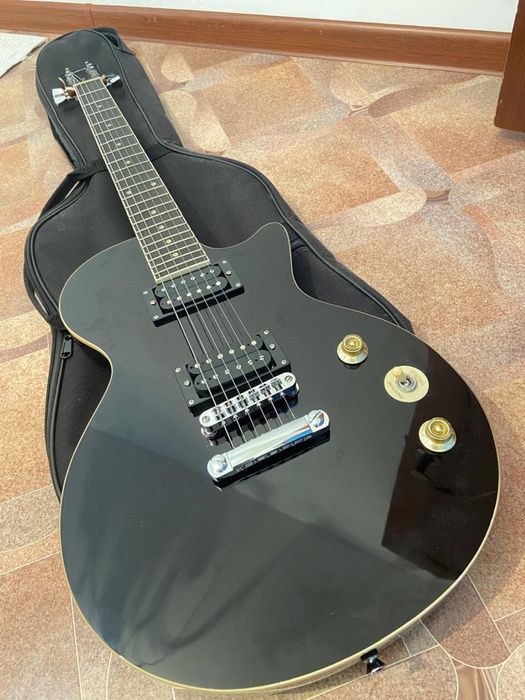 Электрогитара новая                         .