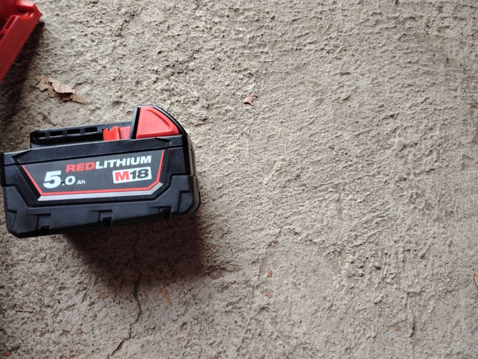 Vând suflanta frunze cu acumulator Milwaukee