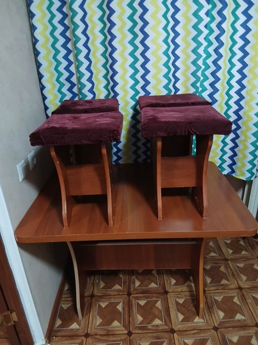 Продаёться кухнный стол с стульями