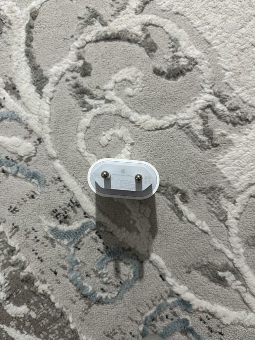 продам оригинальный Apple USB-C 20W