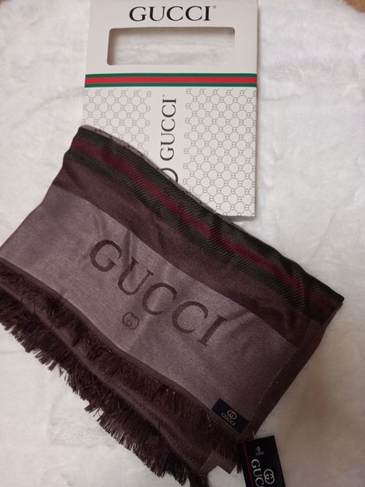 Esarfa cu cutie pentru ea emblema si eticheta