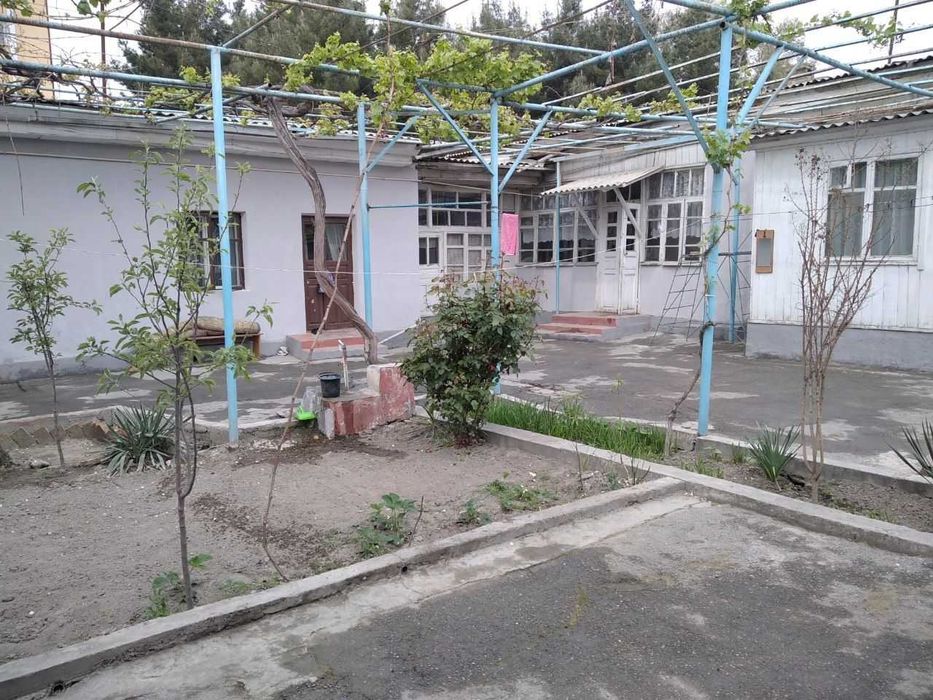 Uy sotiladi shahar markazida joylashgan