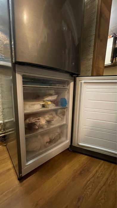 Продам Холодильник LG