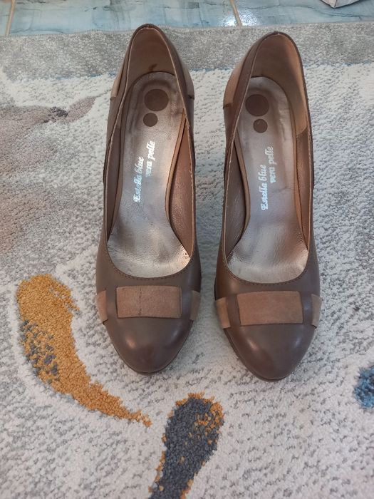 Vând pantofi de piele culoare maro, eleganți