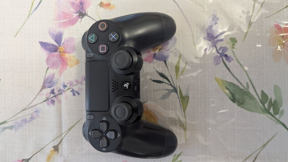 Продавам PlayStation 4 slim 500gb