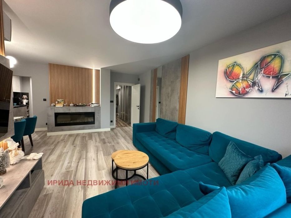 Просторен тристаен обзаведен апартамент в Бъкстон