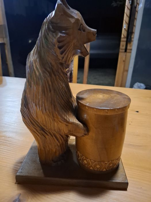 Продавам дървена статуетка мечка