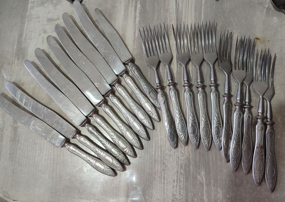 Набор вилок и ножей