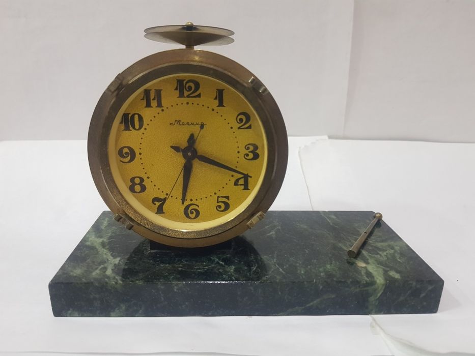 Продаются часы настольные