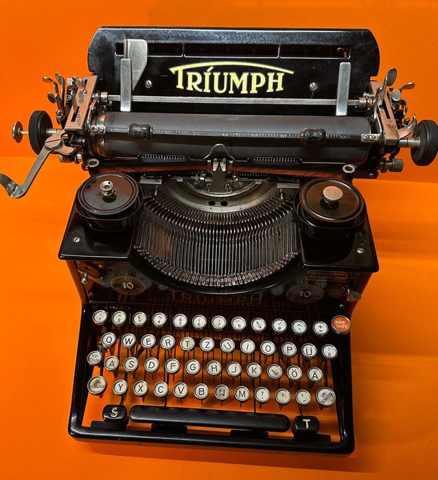 Мнго Стара Пишеща Машина TRIUMPH 10 / 1930 г. Генерално Представител
