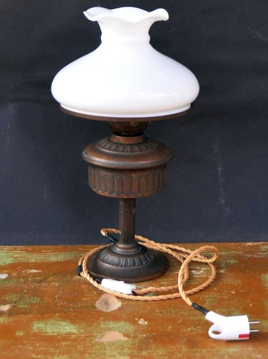 Veioza electrica convertita din lampa de petrol cca 1900