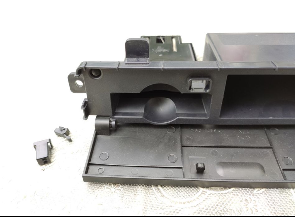 Замок - защелка визитницы паджеро 4