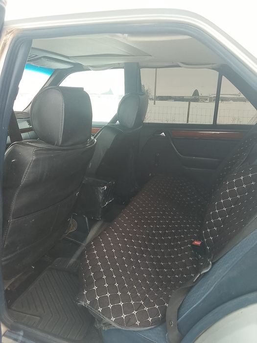 Мерседес Е 200 Машина на полном ходу.п