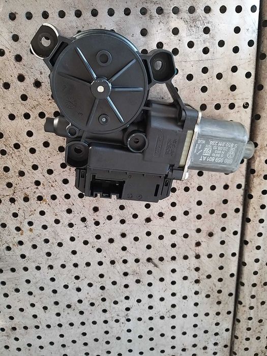 Motoras macara stanga fata vw polo 6r 6r0959801at