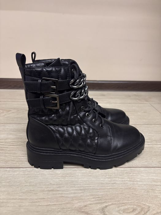 Кожени ботуши с аксесоар-синджири