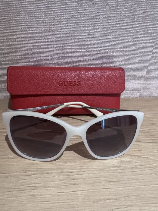 Бели слънчеви очила Guess
