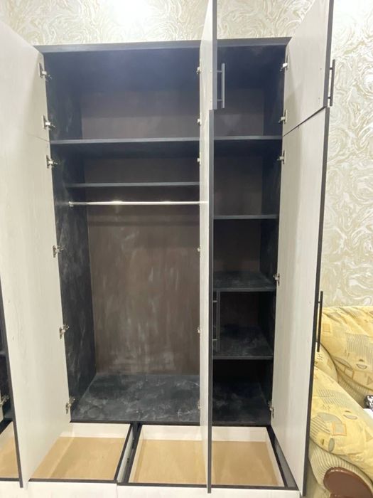 Продаётся вместительный распашной шкаф