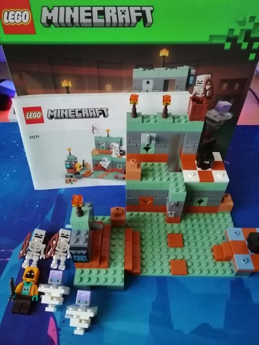 Lego Minecraft Set 21271 + Cadou