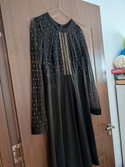 Rochie neagră cu accente aurii