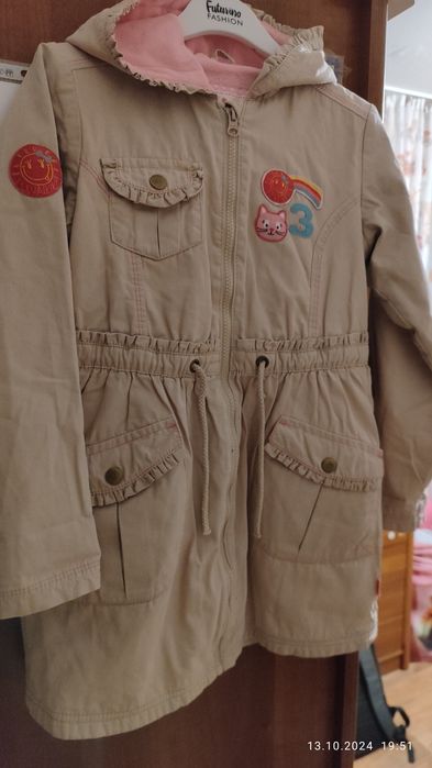 Три курточки демисезонные для девочки. Рост 134..