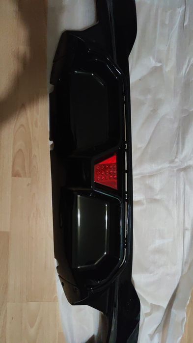 Difuzor / prelungire lip bara spate pentru BMW Seria 5 G30 / G38 2017-2022 în versiunea Sports Look cu Led