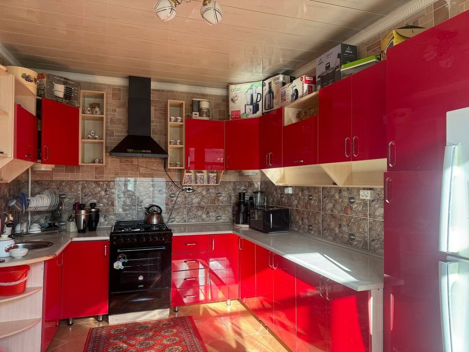 Уй сатылады 2 этаж котедж, 11 комната, жер майдану улкен, ремонт евро,