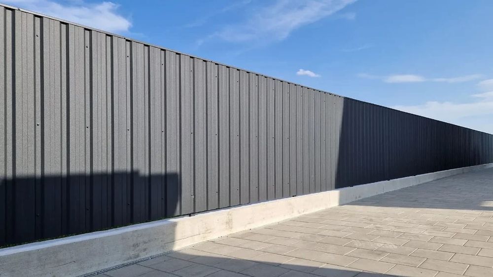 Construim la comanda dvs. garduri si porti din:
- panouri stil jaluzea